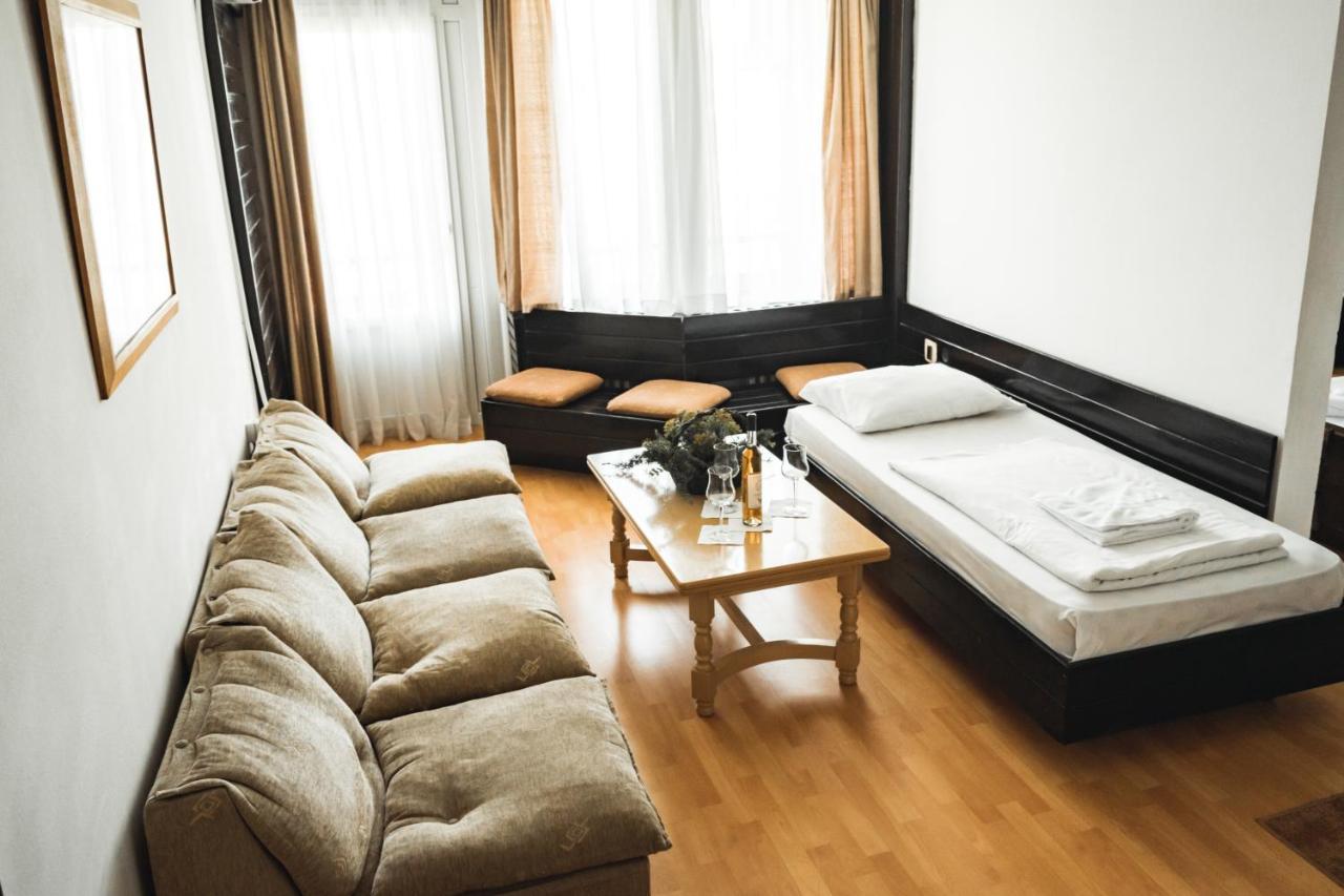 דונג'י מלינובאץ' Hotel Lepenski Vir מראה חיצוני תמונה